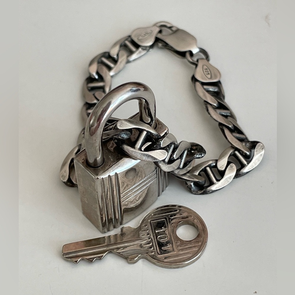 AUTHENTIC Hermes palladium lock and key:
Sterling silver bracelet - Picture 12 of 15